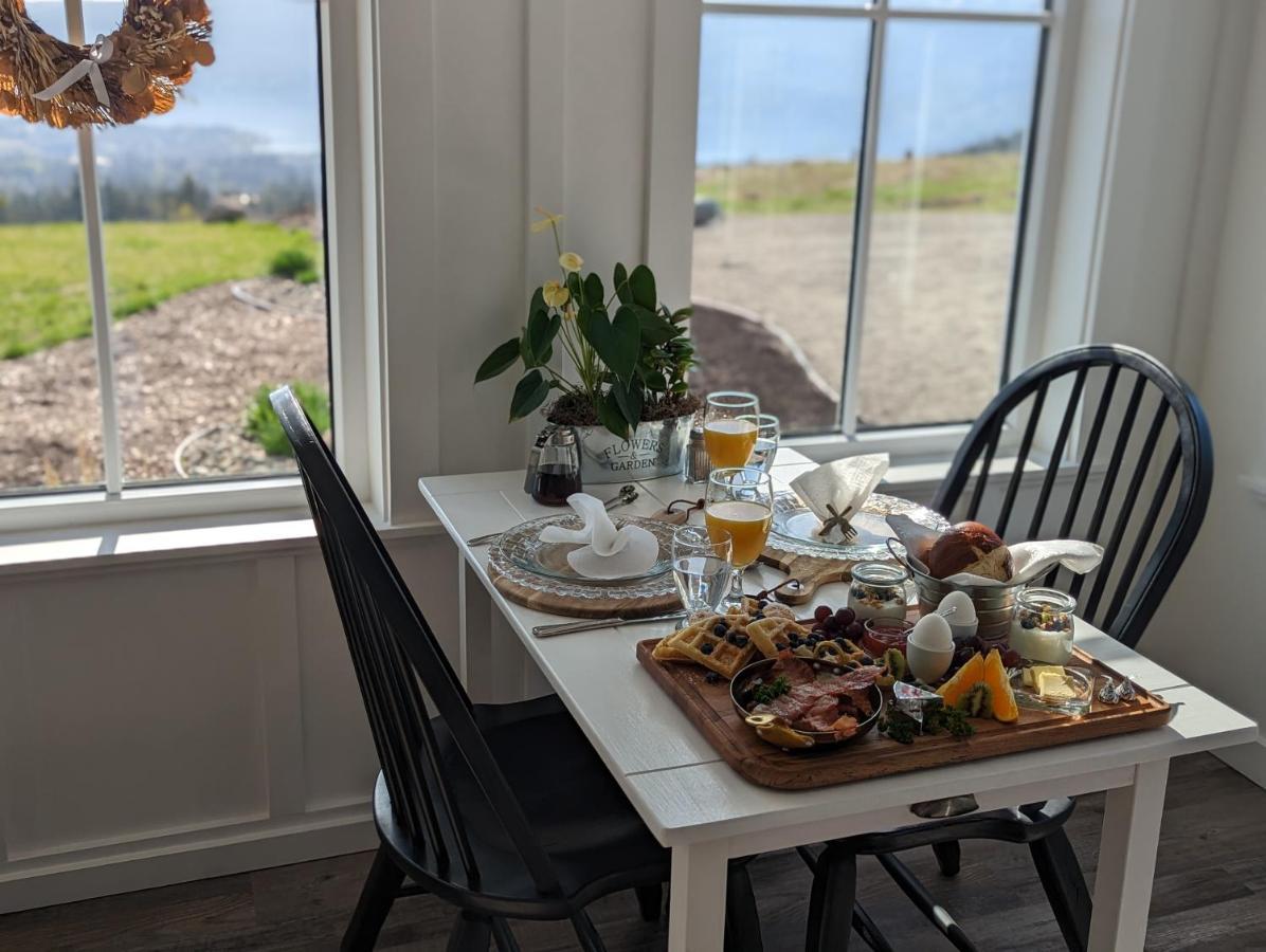 Autumn Lane B&B, Farmhouse Elegance & Stunning Lakeviews West Kelowna Exterior photo