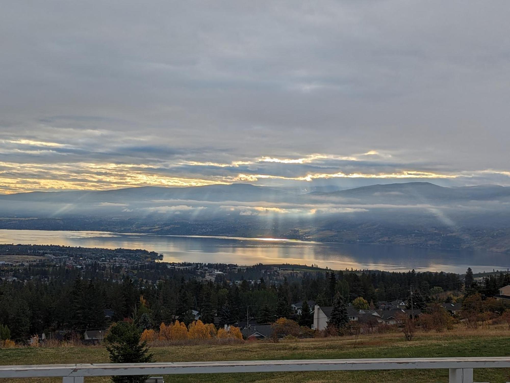 Autumn Lane B&B, Farmhouse Elegance & Stunning Lakeviews West Kelowna Exterior photo