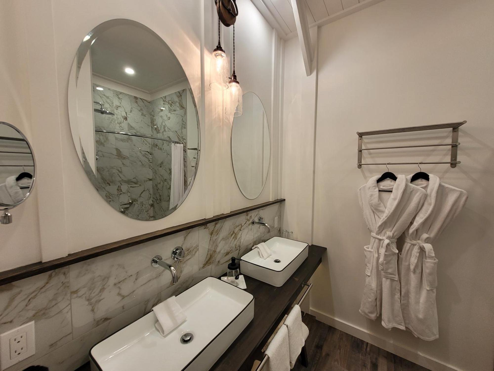 Autumn Lane B&B, Farmhouse Elegance & Stunning Lakeviews West Kelowna Room photo