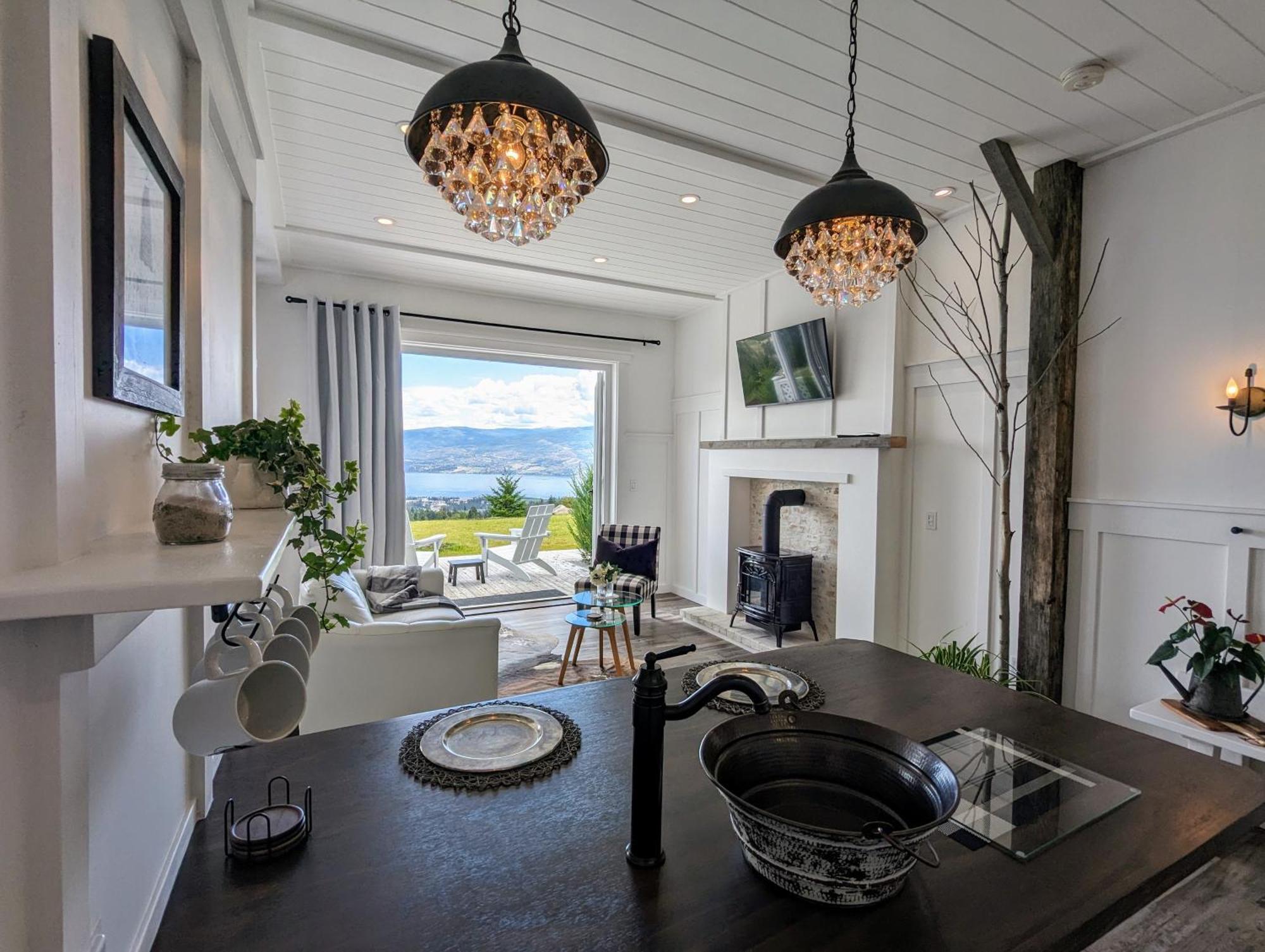 Autumn Lane B&B, Farmhouse Elegance & Stunning Lakeviews West Kelowna Exterior photo
