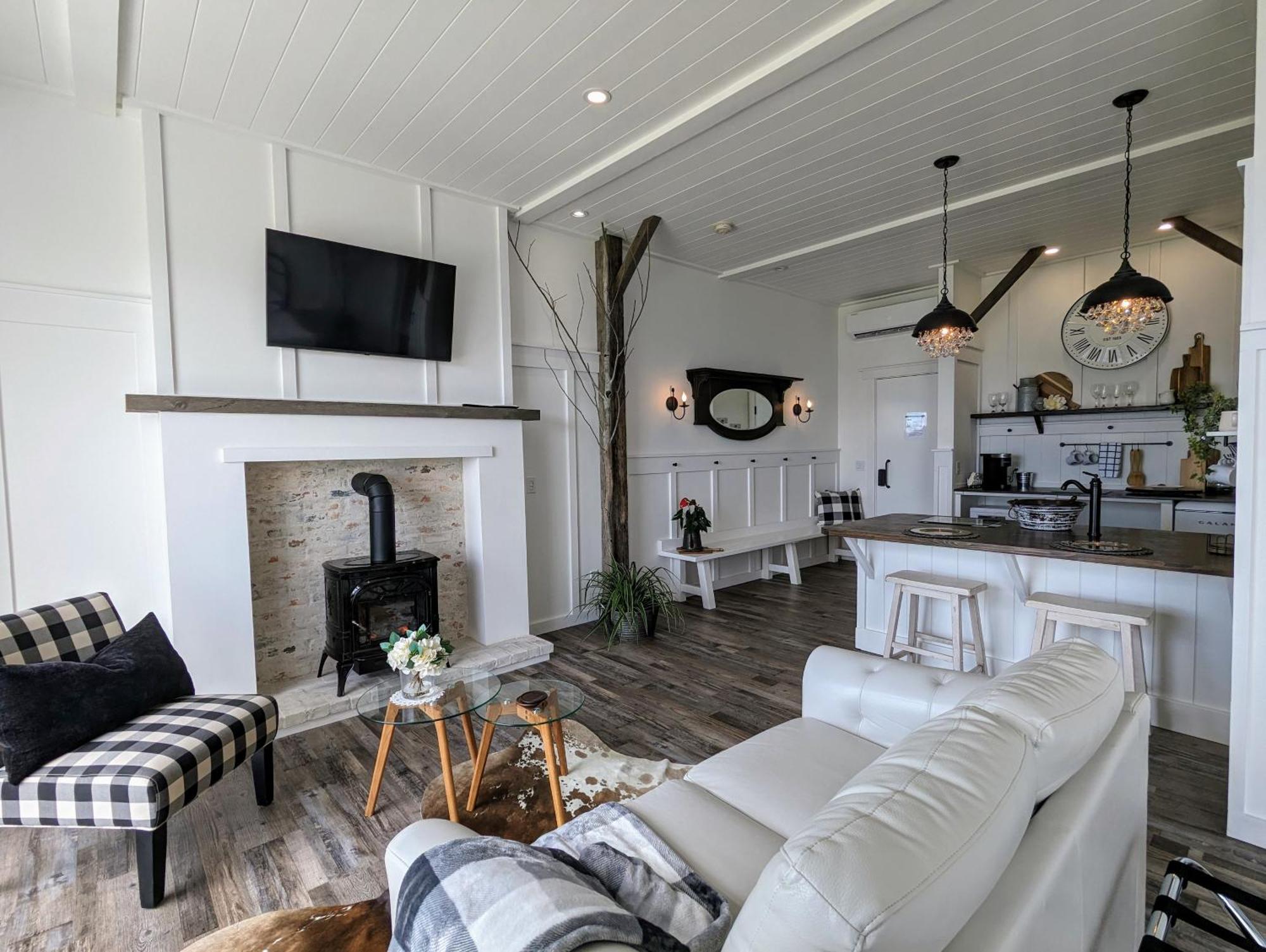 Autumn Lane B&B, Farmhouse Elegance & Stunning Lakeviews West Kelowna Exterior photo