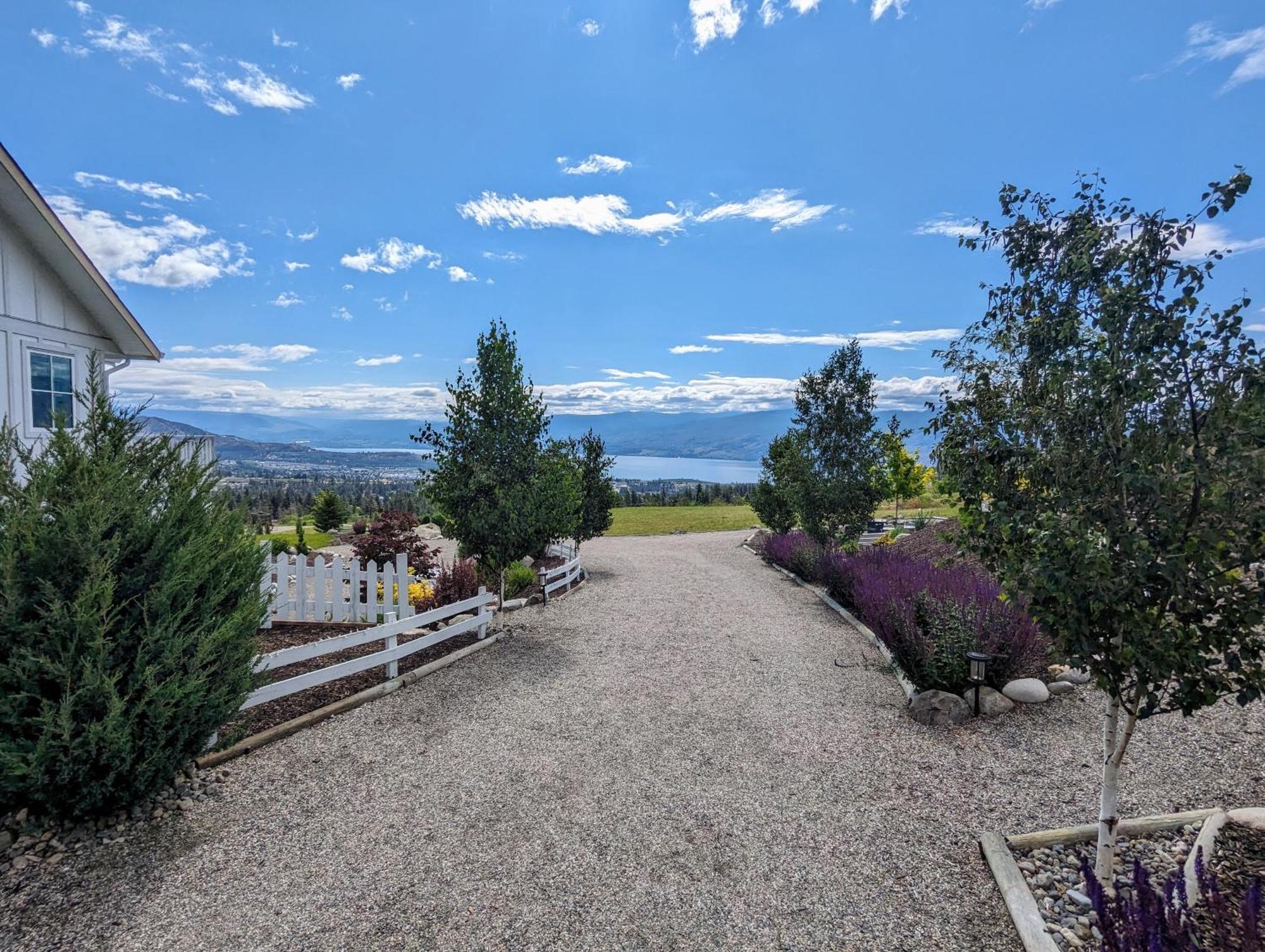 Autumn Lane B&B, Farmhouse Elegance & Stunning Lakeviews West Kelowna Exterior photo
