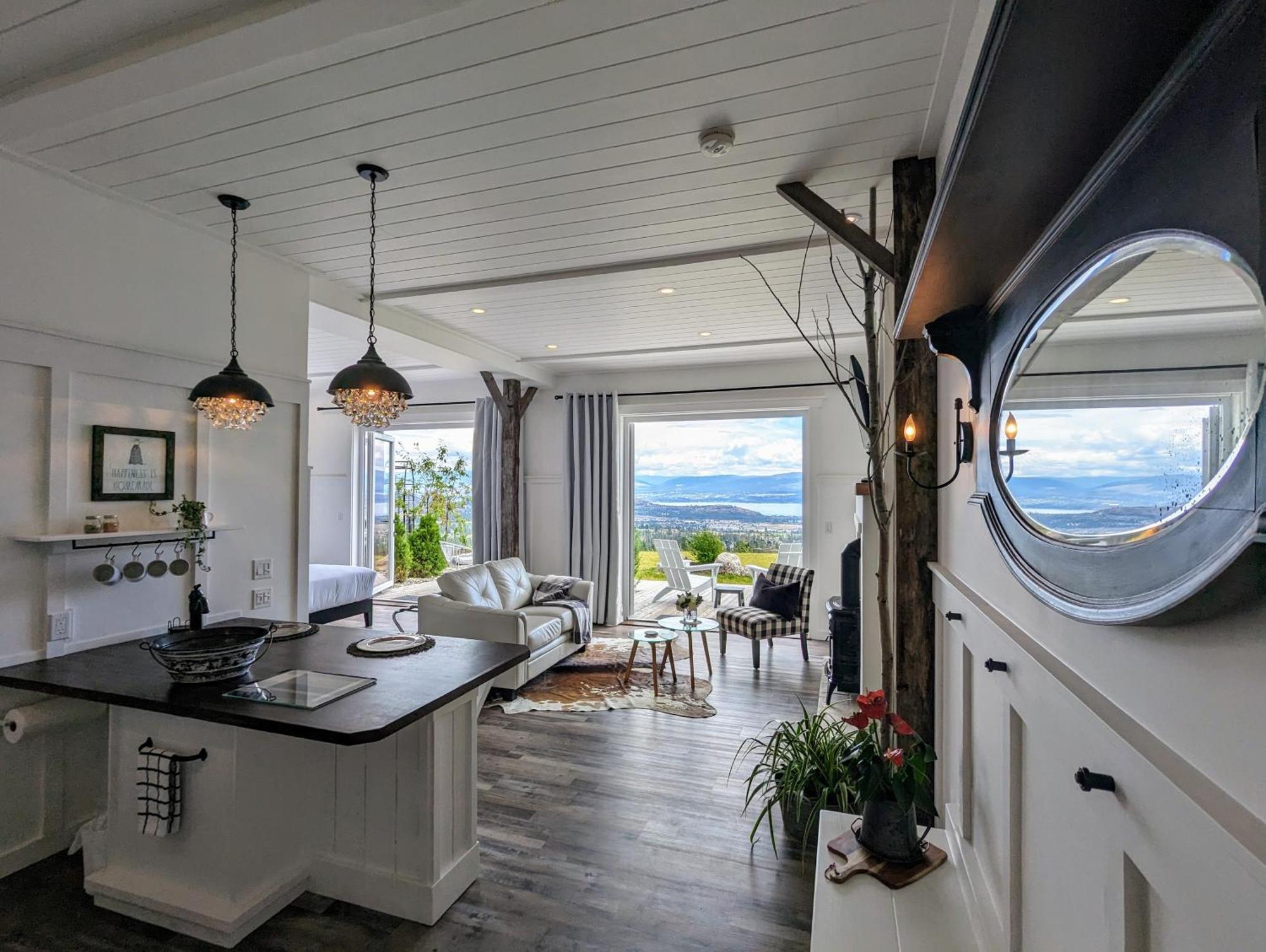 Autumn Lane B&B, Farmhouse Elegance & Stunning Lakeviews West Kelowna Exterior photo