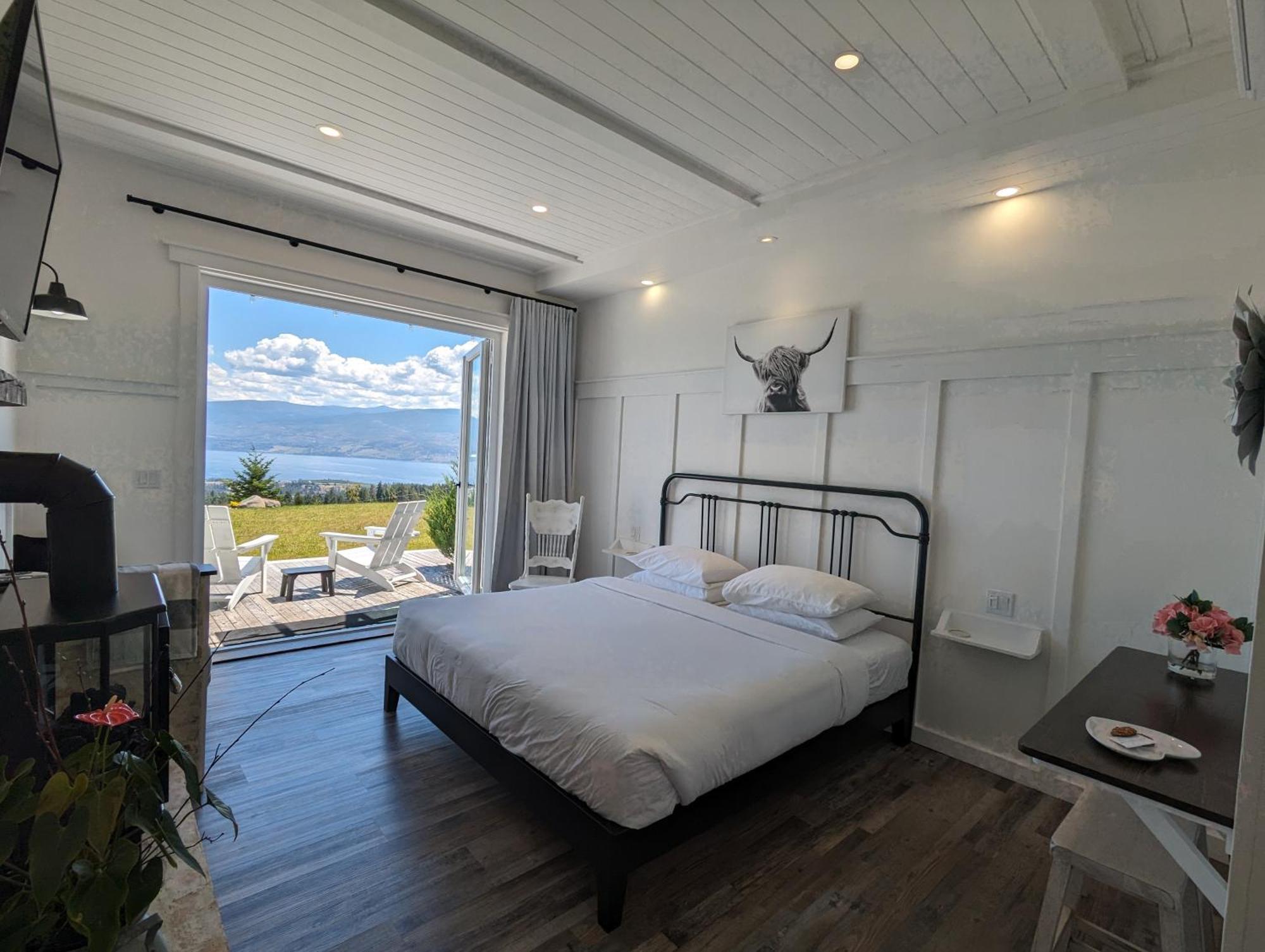 Autumn Lane B&B, Farmhouse Elegance & Stunning Lakeviews West Kelowna Exterior photo