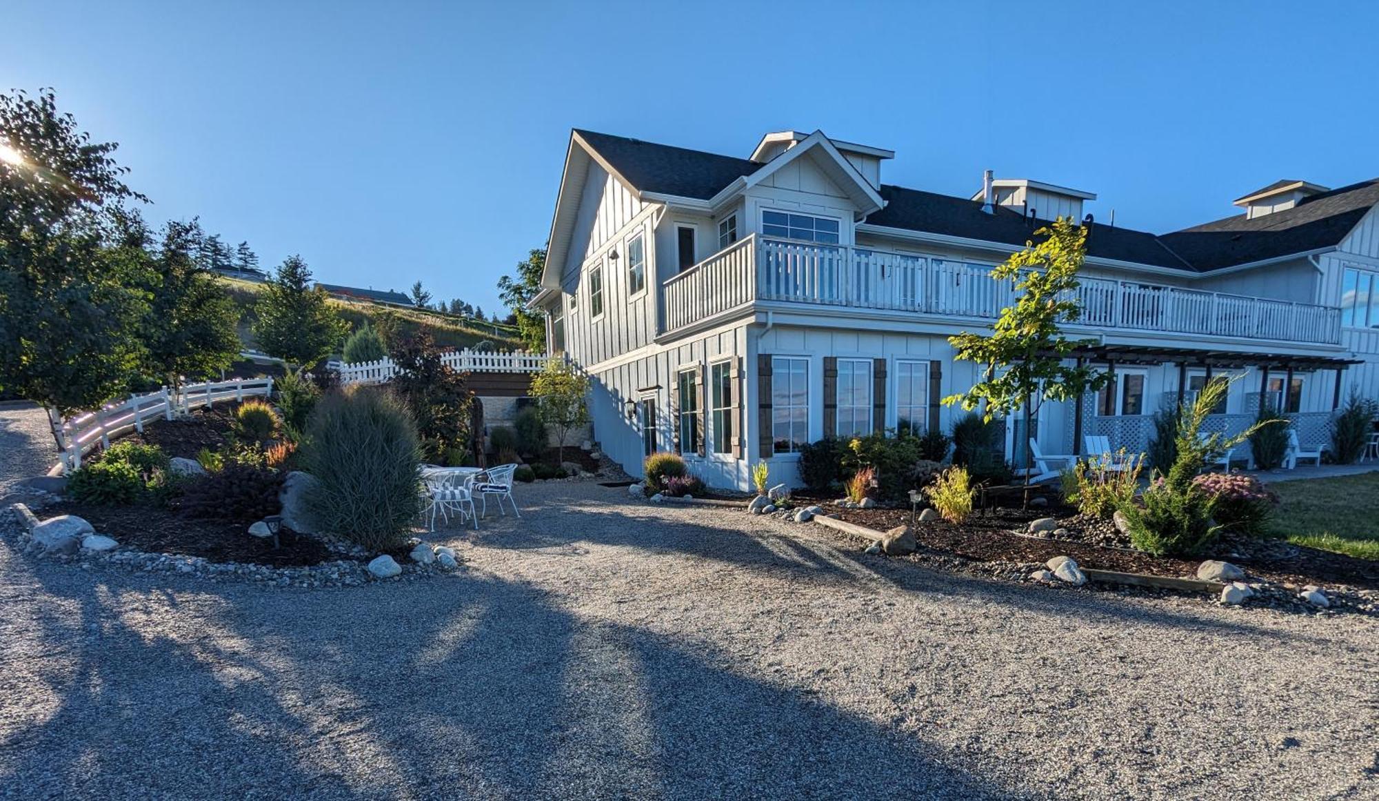 Autumn Lane B&B, Farmhouse Elegance & Stunning Lakeviews West Kelowna Exterior photo