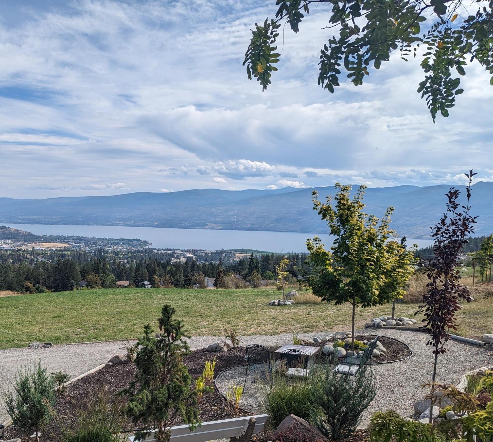 Autumn Lane B&B, Farmhouse Elegance & Stunning Lakeviews West Kelowna Exterior photo