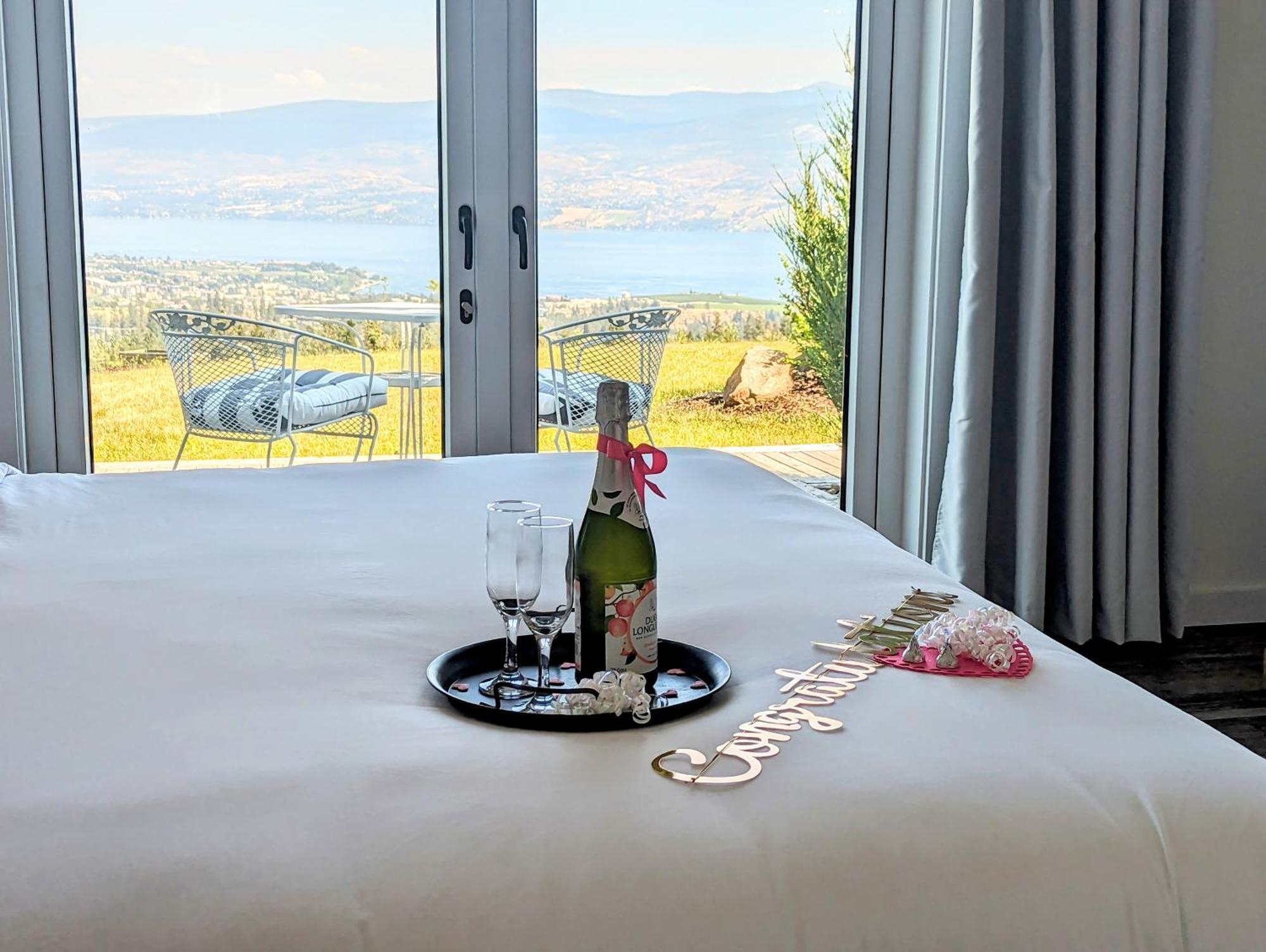 Autumn Lane B&B, Farmhouse Elegance & Stunning Lakeviews West Kelowna Exterior photo