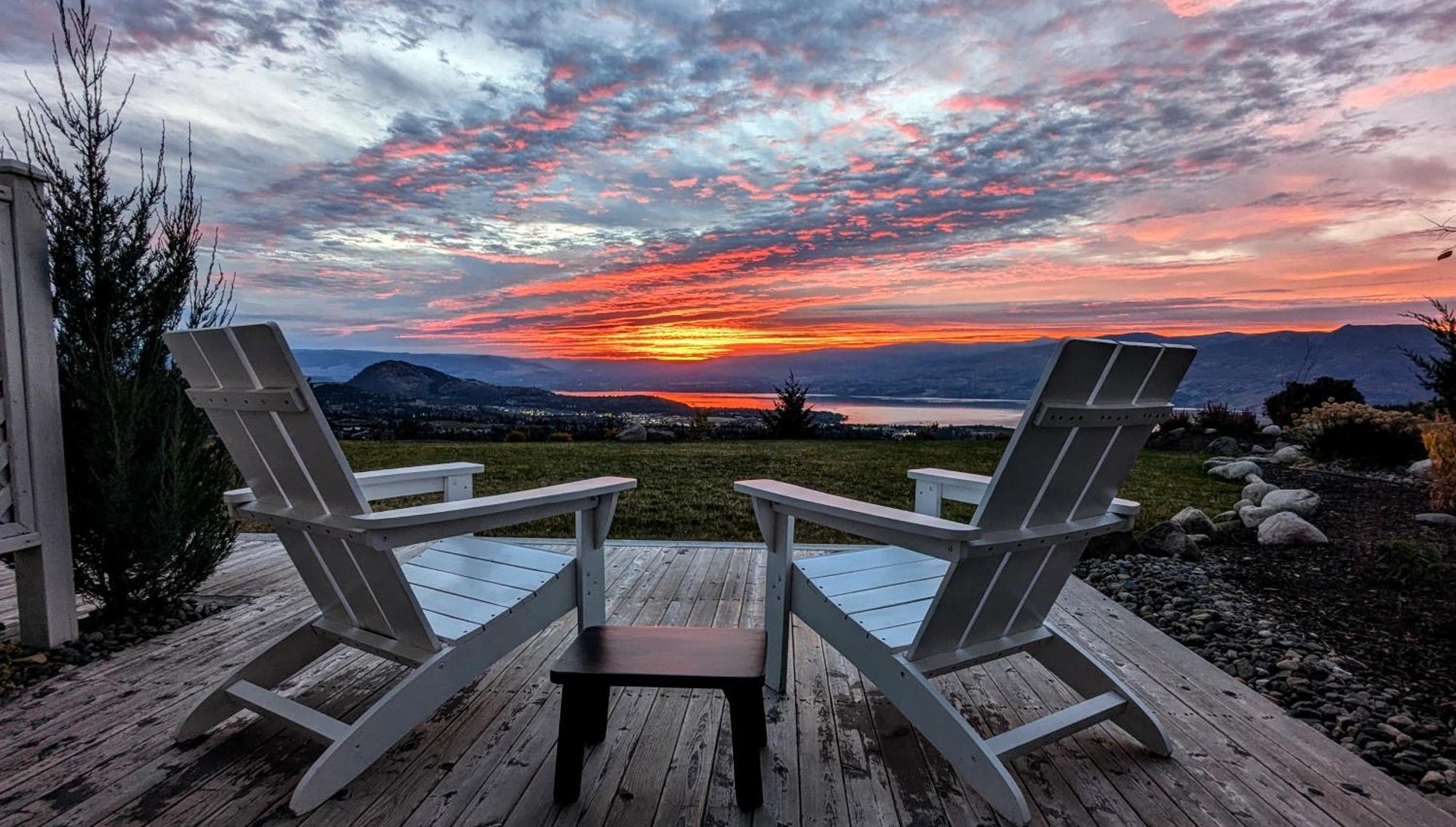 Autumn Lane B&B, Farmhouse Elegance & Stunning Lakeviews West Kelowna Exterior photo